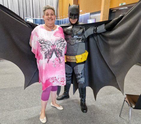 Bewohnerin mit Batman-Darsteller