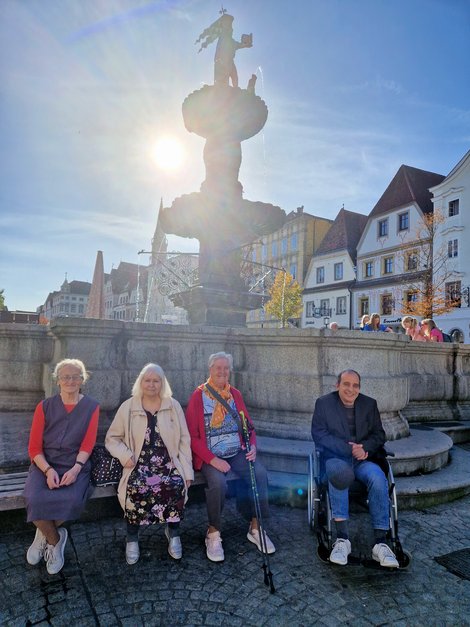 Gruppenfoto beim Leopoldibrunnen