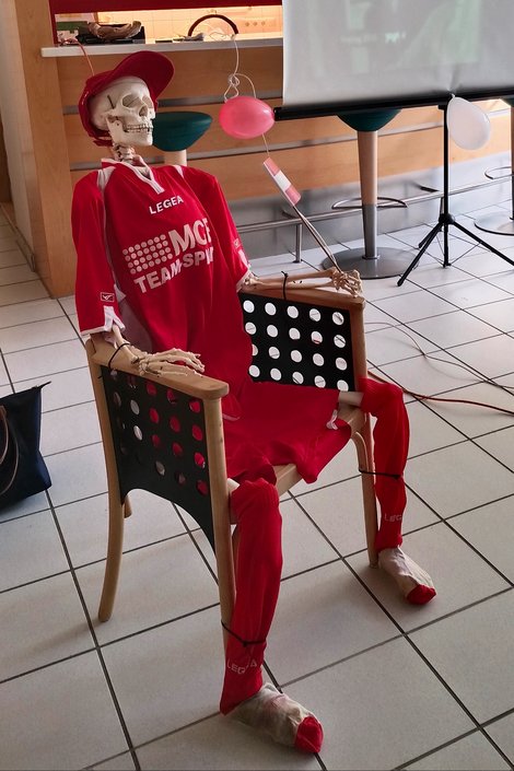 Skelett als Fußballfan verkleidet