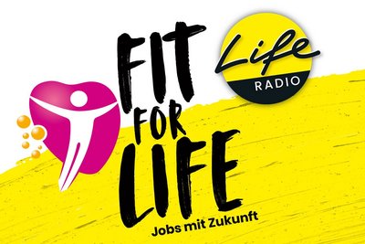 Weiß-gelber Hintergrund mit der Aufschrift "FIT FOR LIFE", daneben eine Figur in einem Herz