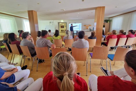 Architekt präsentiert MitarbeiterInnen Baupläne