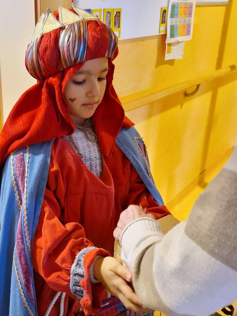 1 Sternsingerkind mit Spendenbox