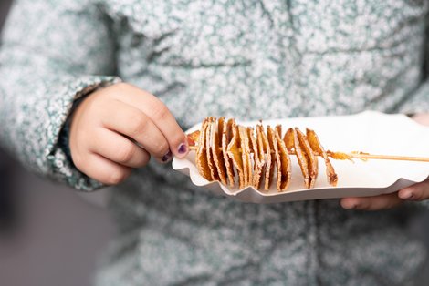 Mann mit Kartoffelspirale