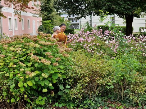 Bewohnerin und Simone Wurm (Leitung PSD) im Garten