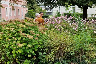 Bewohnerin und Simone Wurm (Leitung PSD) im Garten