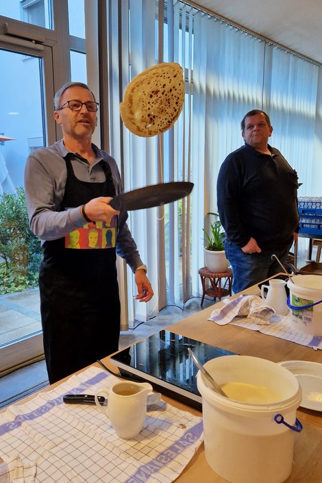 Horst Konrad schupft Palatschinke, Mann sieht zu