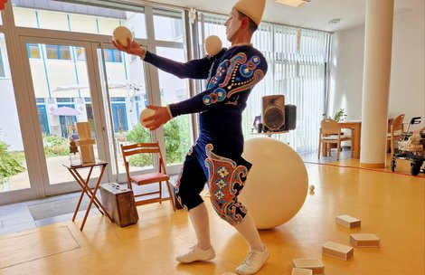 Weißclown Pierre Roman mit Balljonglage
