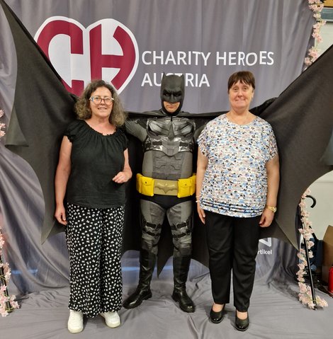 2 Bewohnerinnen mit Batman-Darsteller