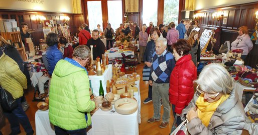 Besucherinnen und Besucher auf dem Adventmarkt