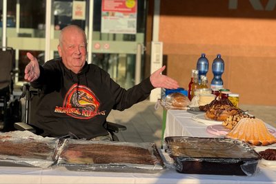 Bewohner präsentiert Wochenmarkt-Stand