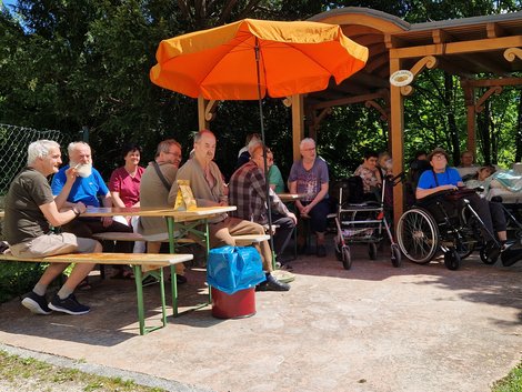 Gäste beim Maibaumfest