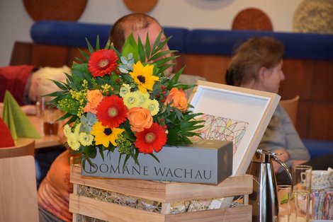 Blumenstrauß und Geschenkskorb