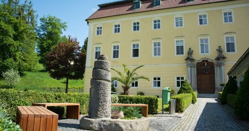 Außenansicht - Zugangsbereich Schloss Haus