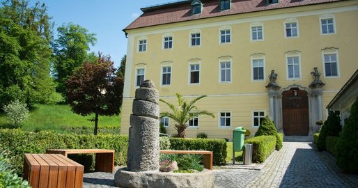 Außenansicht - Zugangsbereich Schloss Haus