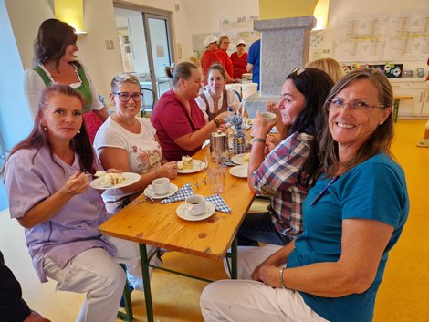7 Mitarbeiterinnen LPBZ Christkindl bei Kaffeejause