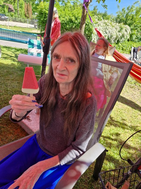 Bewohnerin mit Meloneneis