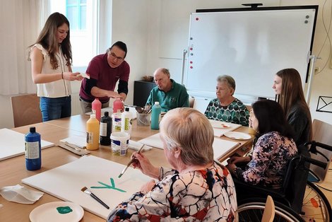 Mag. Holzknecht, HLW-Schülerinnen und LPBZ-BewohnerInnen beim Workshop