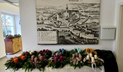 Weihnachtliche Gestecke aus Tannenzweigen