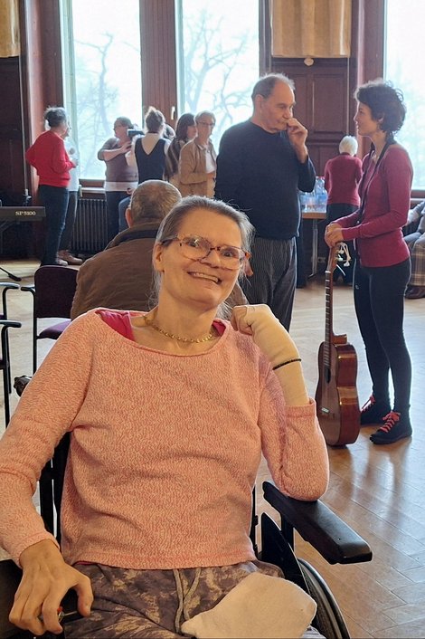 Bewohnerin beim Adventsingen und andere Mitwirkende