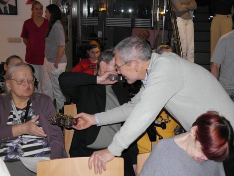 Rotary-Mitglied gibt Bewohnerin eine Packung Schwedenbomben