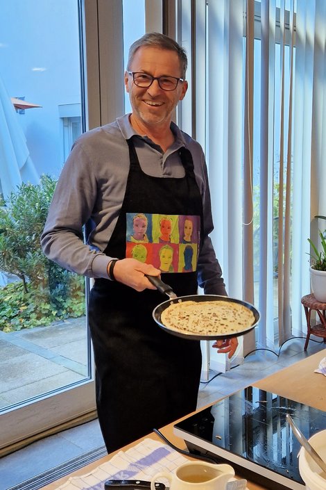 Horst Konrad fängt Palatschinke in der Pfanne auf