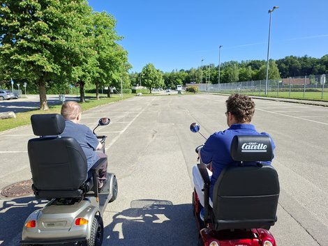 Bewohner und Mitarbeiter auf Seniorenfahrzeug mit Mitarbeiter Fa. Carello