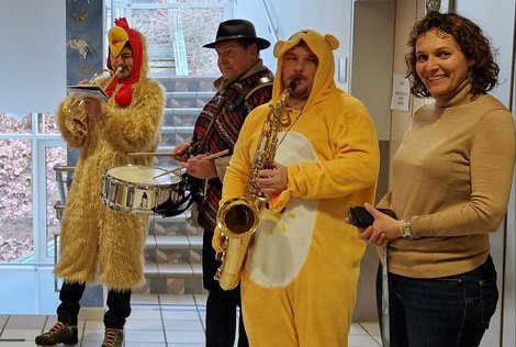 Musikanten beim Faschingblasen und Dir. Braza-Horn