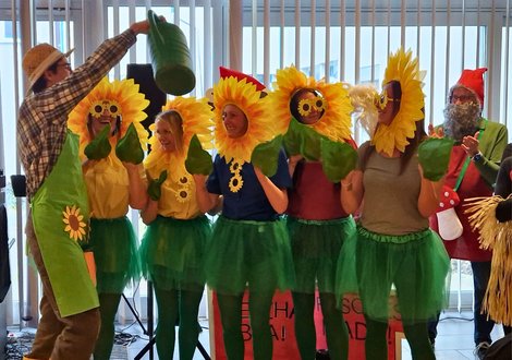 Maskierten Sonnenblumen und Gärtner