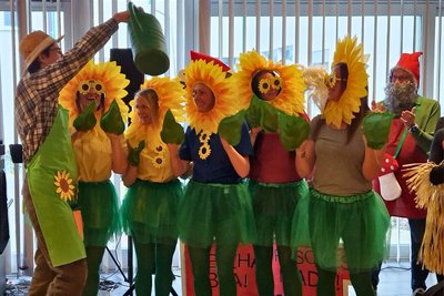 Maskierten Sonnenblumen und Gärtner