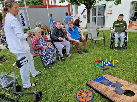 BewohnerInnen und Physiotherapeutin bei Wurfspiel