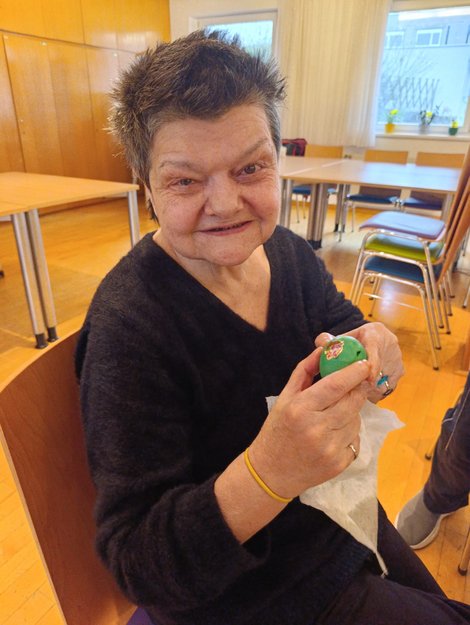 Bewohnerin mit grünem Osterei