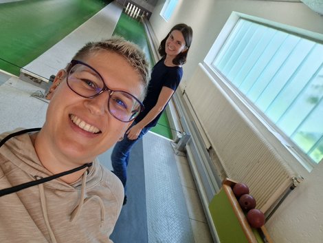 Behindertenpädagogin Kristina und Beatrix vor Kegelbahn