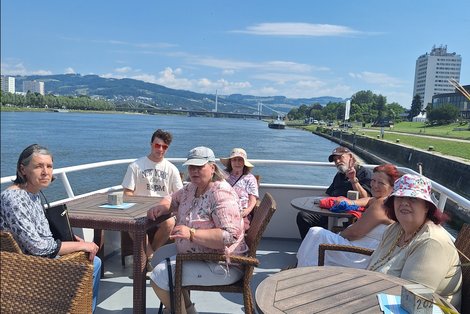 BewohnerInnen und Zivi an Bord des Donauschiffs