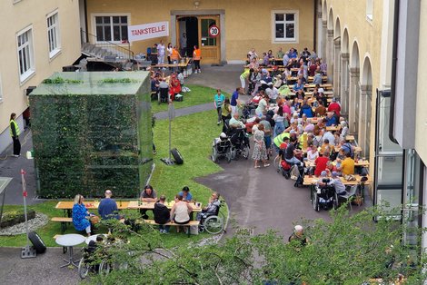Innenhof Schloss Haus und viele Gäste
