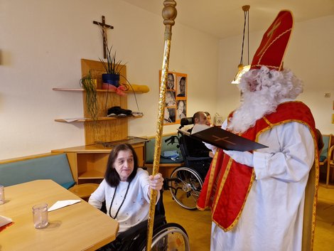 Nikolaus und Bewohnerin. Sie hält den Bischofsstab.