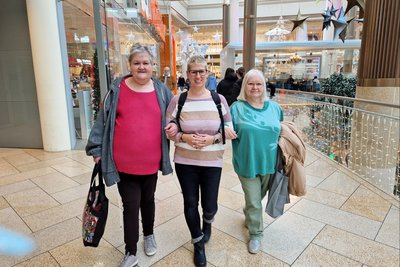 Marianne, Kristina und Christine beim Einkaufen