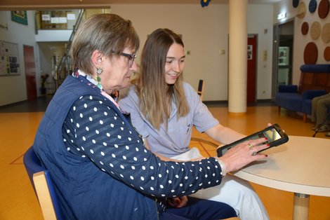 ET Verena Poinstingl mit Bewohnerin am Tablet