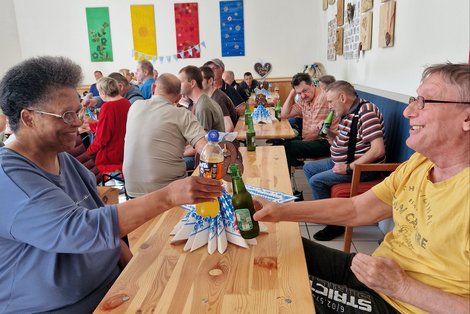Bewohner in Feierlaune bei Tisch