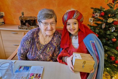 Bewohnerin mit einem Sternsingerkind