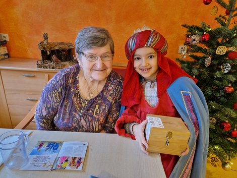 Bewohnerin mit einem Sternsingerkind