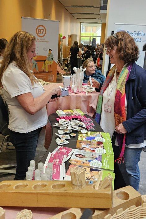 Nicole Lengauer und Interessentin am Stand