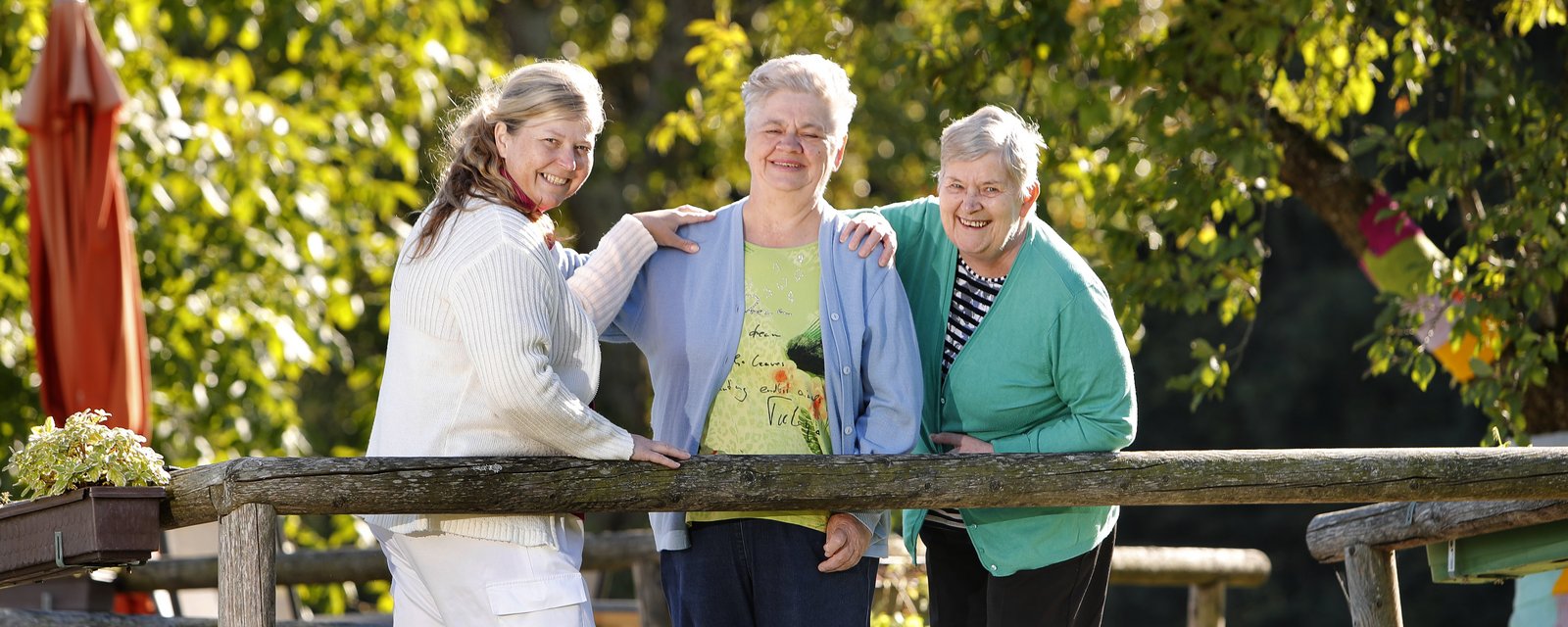 Mitarbeiterin mit 2 Bewohnerinnen im Garten