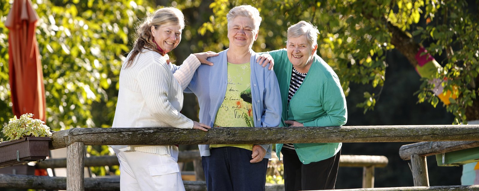 Mitarbeiterin mit 2 Bewohnerinnen im Garten