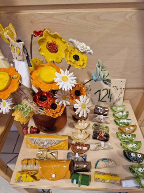 verschiedene Produkte aus Ton gefertigt