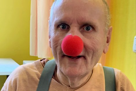 Bewohner als Clown verkleidet