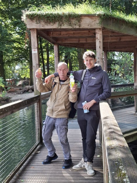 Bewohner und Mitarbeiter auf Holzbrücke
