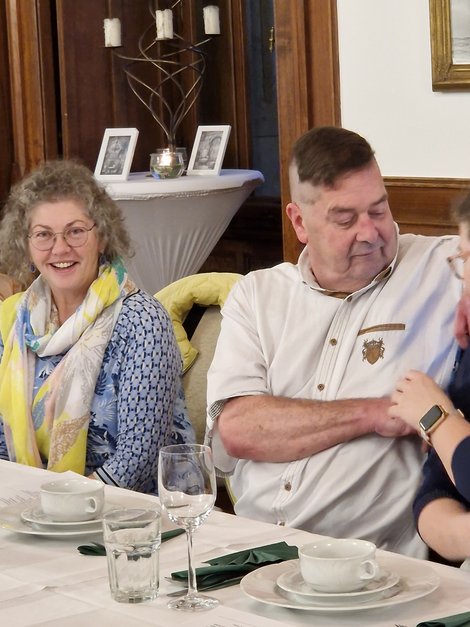 zwei ehrenamtliche MitarbeiterInnen bei Tisch