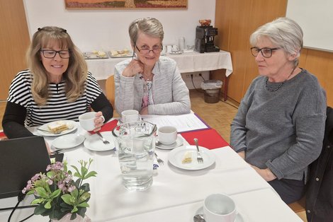 3 ehrenamtliche Mitarbeiterinnen bei Kaffee & Kuchen