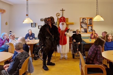Nikolaus und Krampus im Wohnzimmer WB1