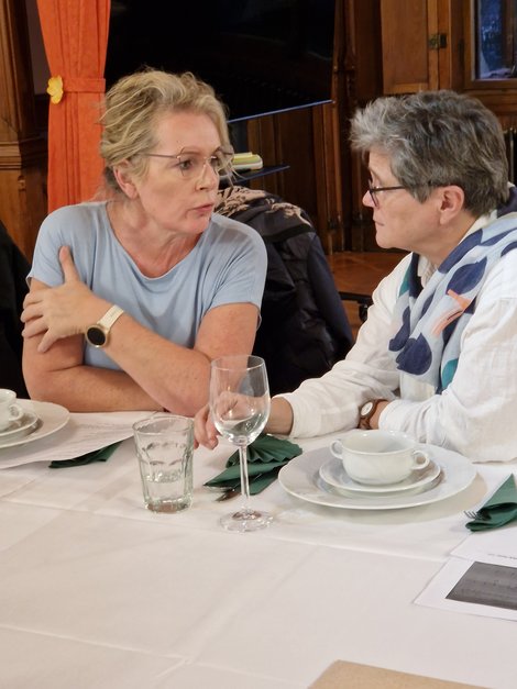 zwei ehrenamtliche Mitarbeiterinnen im Gespräch